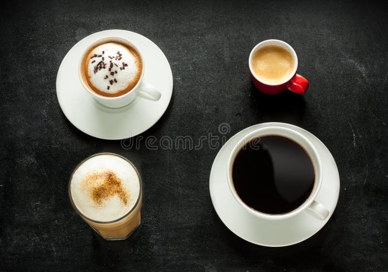 Cappuccino-, Espresso-, americano- und Lattekaffee auf Schwarzem stockbilder Cappuccino-, Espresso-, americano- und Lattekaffee auf Schwarzem stockbilder