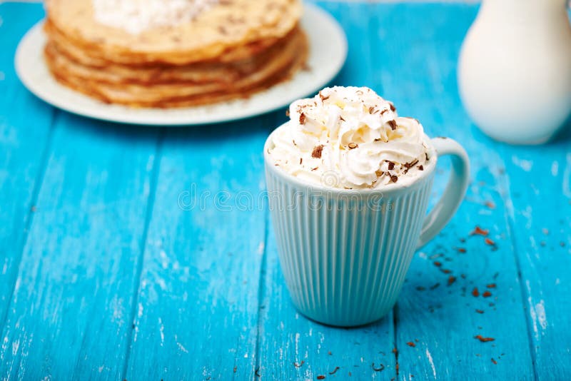 Cappuccino et crêpes chauds photographie stock libre de droits Cappuccino et crêpes chauds photographie stock libre de droits
