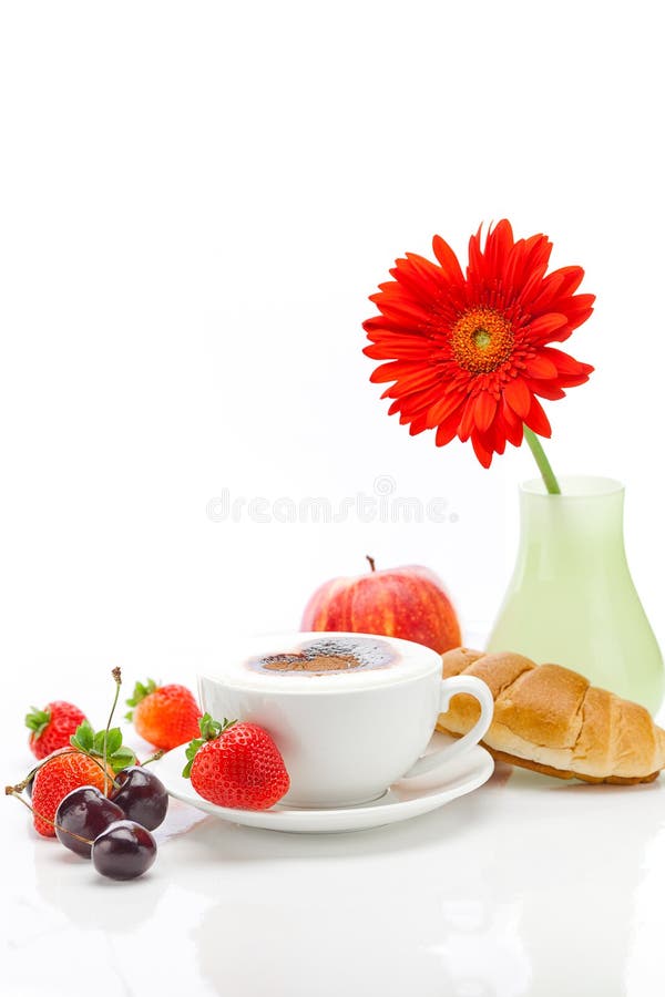 Cappuccino, gerbera, mela e ciliegia immagine stock Cappuccino, gerbera, mela e ciliegia immagine stock