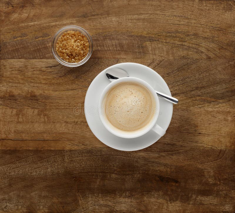 Cappuccino kawa, strzał na drewnianym worktop z brown cukierem, fotografia royalty free Cappuccino kawa, strzał na drewnianym worktop z brown cukierem, fotografia royalty free