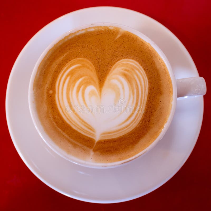 Cappuccino mit Herzen im weißen Becher stockbild Cappuccino mit Herzen im weißen Becher stockbild