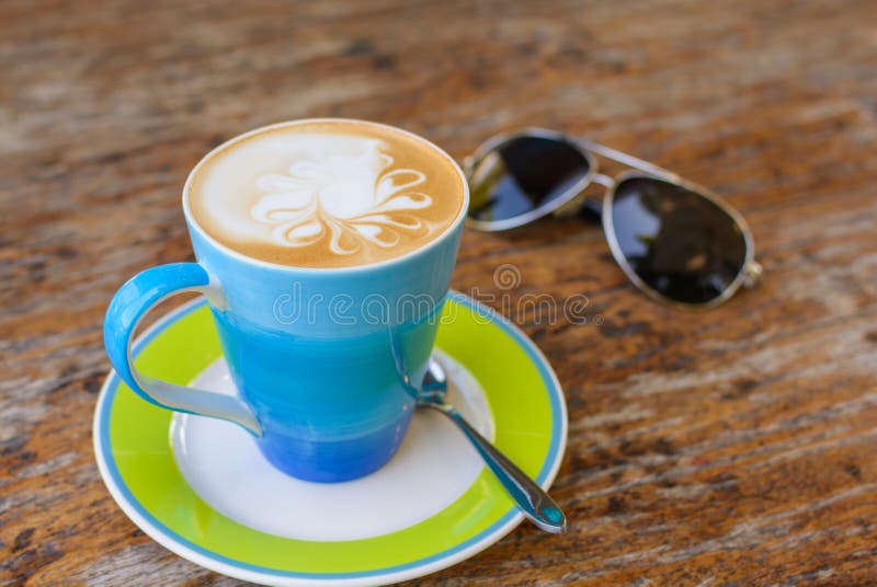 Cappuccino quente fotografia de stock royalty free Cappuccino quente fotografia de stock royalty free
