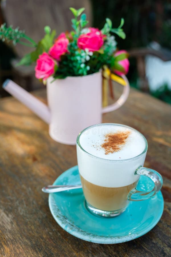 Cappuccino με το βάζο λουλουδιών στοκ εικόνες Cappuccino με το βάζο λουλουδιών στοκ εικόνες