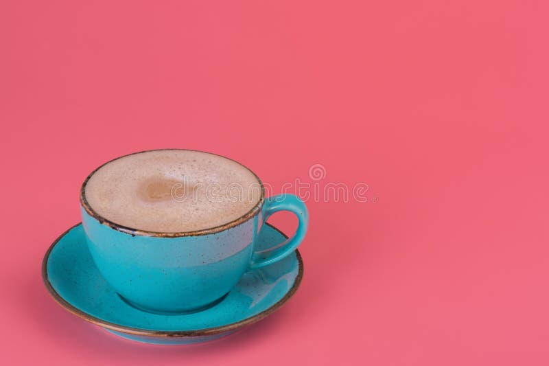 Cappuccino σε κύπελλο τυρκουάζ με δίσκο σε ροζ φόντο. Πίνετε καφέ με γάλα στοκ εικόνα με δικαίωμα ελεύθερης χρήσης