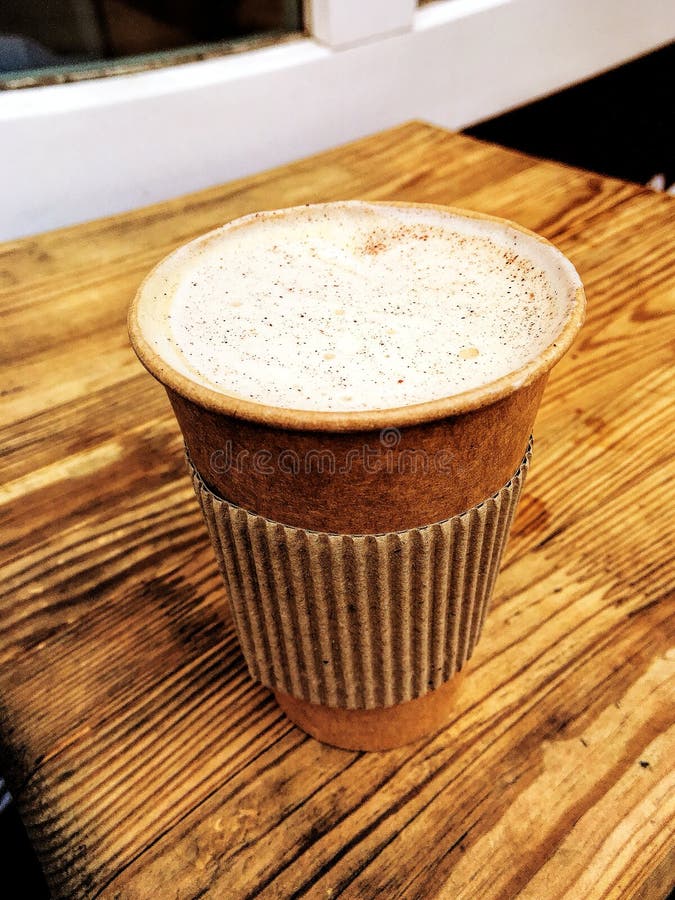 Cappuccino, φλυτζάνι εγγράφου, καφετερία, τοπ άποψη στοκ φωτογραφία Cappuccino, φλυτζάνι εγγράφου, καφετερία, τοπ άποψη στοκ φωτογραφία