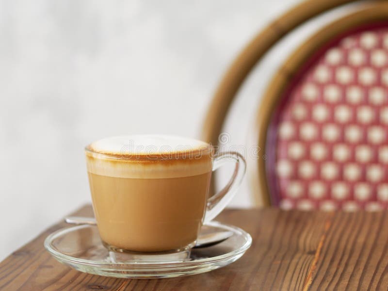 Cappuccinokaffe med pulver för kakao för full fin bubblakräm litet royaltyfri bild Cappuccinokaffe med pulver för kakao för full fin bubblakräm litet royaltyfri bild