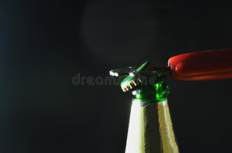 Cappuccio della birra aperto apribottiglie su fondo nero immagini stock libere da diritti Cappuccio della birra aperto apribottiglie su fondo nero immagini stock libere da diritti