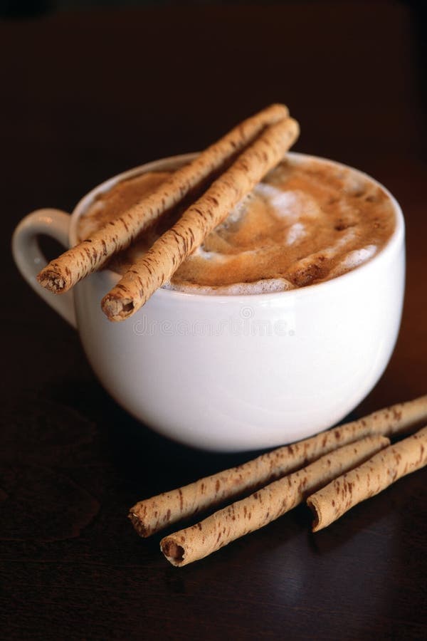 Cappucino con los palillos del chocolate imagen de archivo Cappucino con los palillos del chocolate imagen de archivo