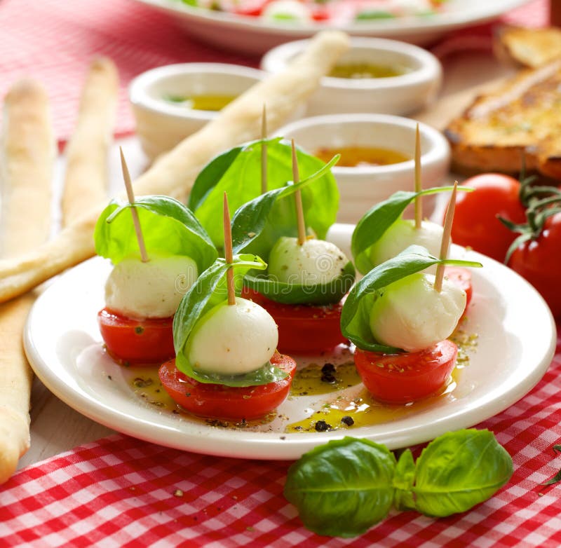 Caprese-Aperitifs; Minimozzarella, Kirschtomate Und Basilikum Stockbild ...