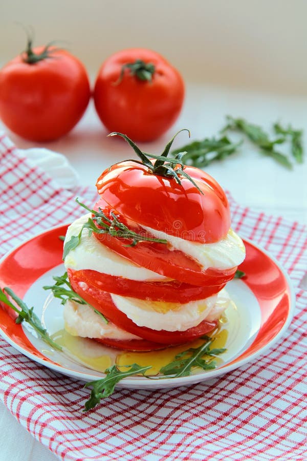 Caprese salad with arugula and olive oil