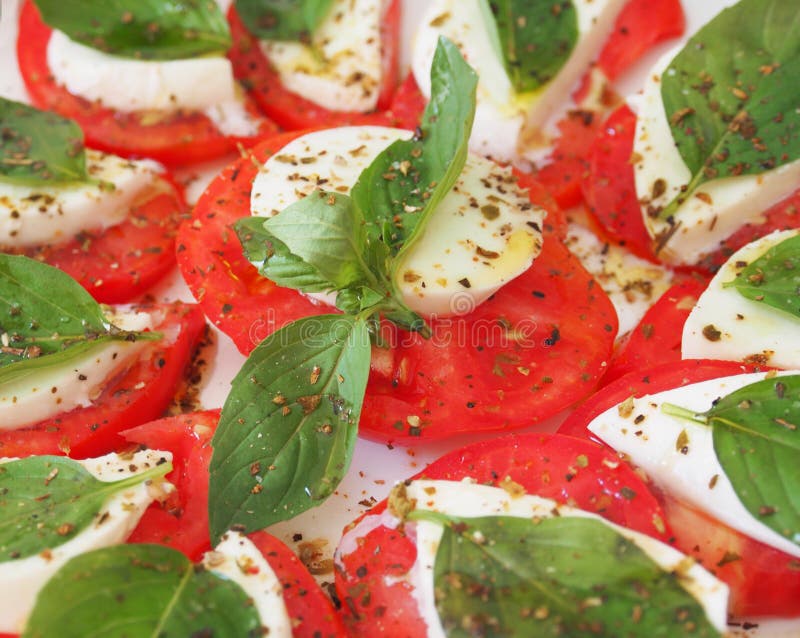 Caprese-Salat Mit Mozzarella, Tomate, Basilikum Und Balsamico-Essig ...