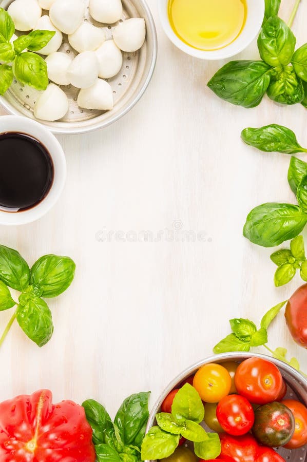 Caprese salladingredienser på vit träbakgrund, bästa sikt, ställe för text royaltyfria foton Caprese salladingredienser på vit träbakgrund, bästa sikt, ställe för text royaltyfria foton