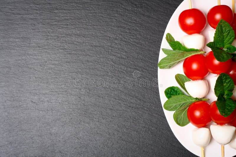Capresesalade op stokken stock foto Capresesalade op stokken stock foto