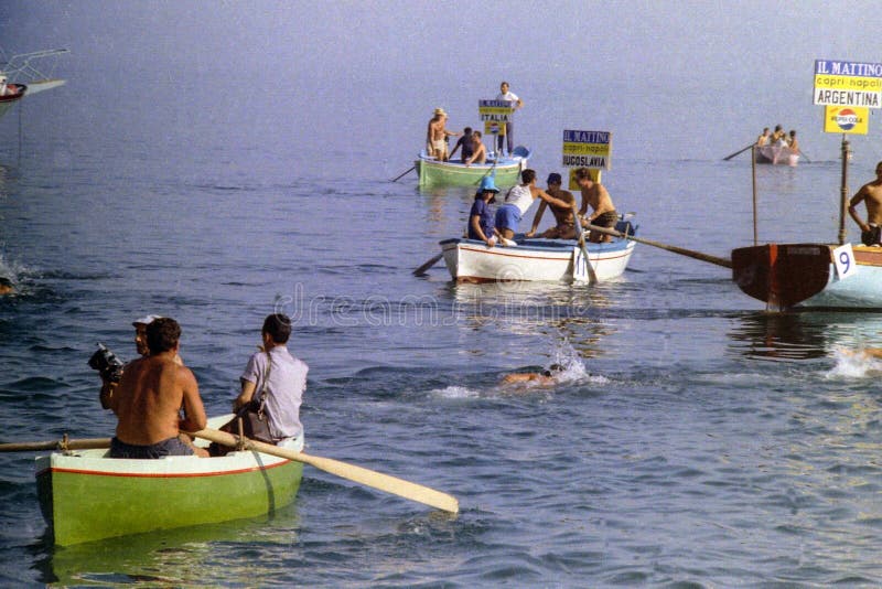 CAPRI ITALIEN, 1967 - några idrottsman nen simmar i golfen av Naples i det traditionella loppet för Capri-Naples maratonlängdl royaltyfria bilder CAPRI ITALIEN, 1967 - några idrottsman nen simmar i golfen av Naples i det traditionella loppet för Capri-Naples maratonlängdl royaltyfria bilder