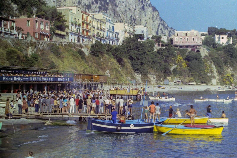 CAPRI, ITÃLIA, em julho de 1967 - os atletas de que participe na raça através dos campos da maratona tradicional de Capri-Náp imagem de stock royalty free CAPRI, ITÃLIA, em julho de 1967 - os atletas de que participe na raça através dos campos da maratona tradicional de Capri-Náp imagem de stock royalty free