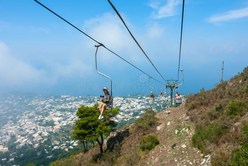 https://thumbs.dreamstime.com/b/capri-lift-capri-italy-july-tourists-riding-up-mountain-lift-capri-popular-tourist-destination-island-italy-134764670.jpg