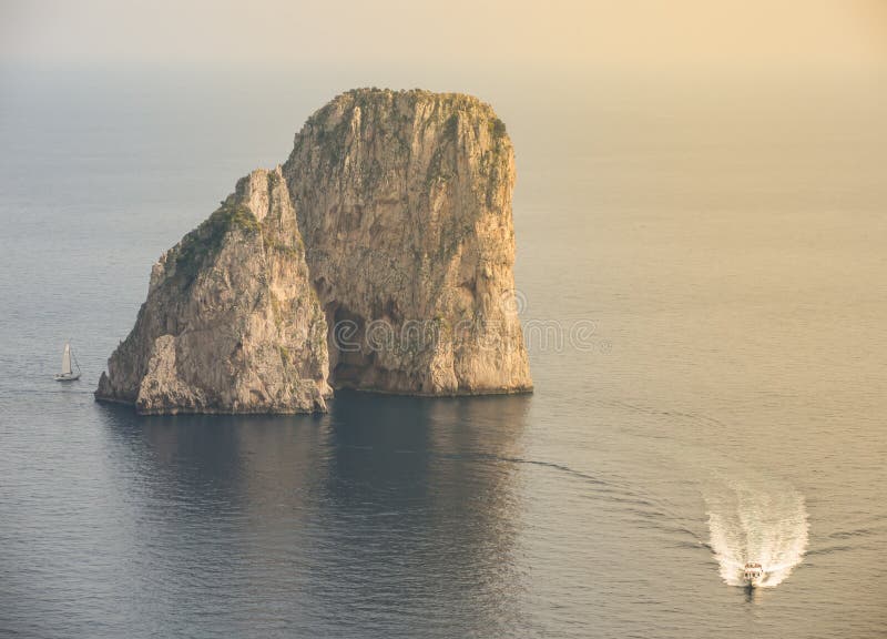 Capri, Naples, Campania teren, Włochy Piękny i słynny Faraglioni zdjęcia stock Capri, Naples, Campania teren, Włochy Piękny i słynny Faraglioni zdjęcia stock
