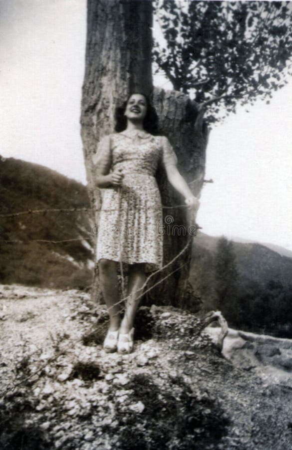 Capri, Ιταλία, 1932 - ένα κορίτσι χαμογελά χαρωπά μια ημέρα άνοιξη στοκ εικόνα με δικαίωμα ελεύθερης χρήσης Capri, Ιταλία, 1932 - ένα κορίτσι χαμογελά χαρωπά μια ημέρα άνοιξη στοκ εικόνα με δικαίωμα ελεύθερης χρήσης