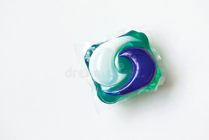 Capsule de lavage sur le fond blanc Lavage simple de concept photo stock Capsule de lavage sur le fond blanc Lavage simple de concept photo stock