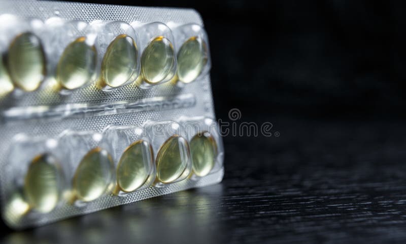 Capsules de la vitamine D habillage transparent avec des vitamines pharmaceutique photo stock Capsules de la vitamine D habillage transparent avec des vitamines pharmaceutique photo stock
