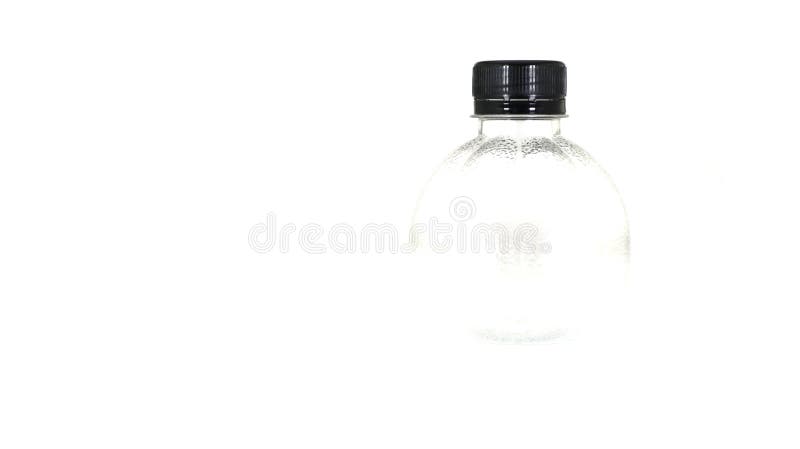 Capsules en plastique noires et bouteille en plastique claire d'isolement dessus photographie stock libre de droits Capsules en plastique noires et bouteille en plastique claire d'isolement dessus photographie stock libre de droits