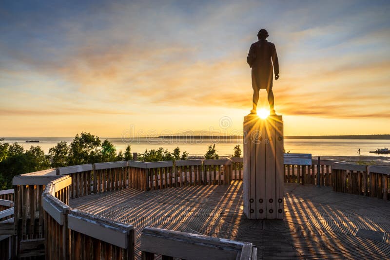 Resolution Park at sunset with Captain Cook statue looking over Cook Inlet. Resolution Park at sunset with Captain Cook statue looking over Cook Inlet.