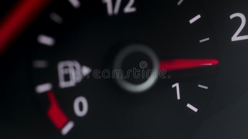 Capteur De Niveau De Carburant Dans La Voiture. Camion Citerne. Tableau De  Bord De La Voiture De Jauge De Carburant Afficher Le Ca Clips Vidéos -  Vidéo du pétrole, remplissage: 214714753