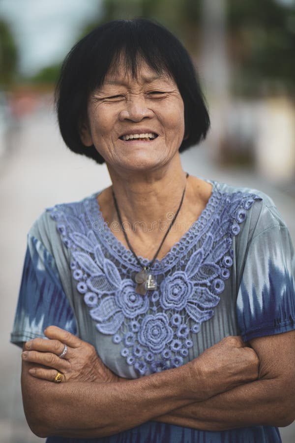Captura de cabeza de retrato de una anciana asiática con cara sonriente
