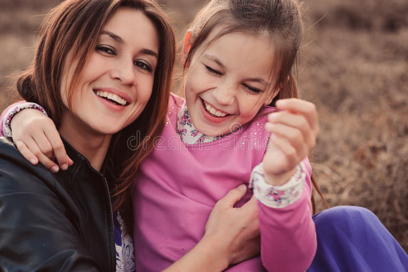 Captura de la forma de vida de la hija feliz de la madre y del preadolescente que se divierte al aire libre Familia cariñosa que imagen de archivo Captura de la forma de vida de la hija feliz de la madre y del preadolescente que se divierte al aire libre Familia cariñosa que imagen de archivo