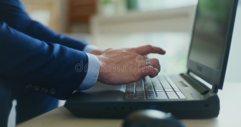 Captura de pantalla cercana de manos de tecleo metrajes