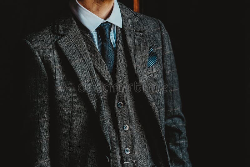 Captura De Pantalla De Un Hombre Vestido Con Un Elegante Traje Gris Sobre  Un Fondo Negro Imagen de archivo - Imagen de primer, manera: 193894391