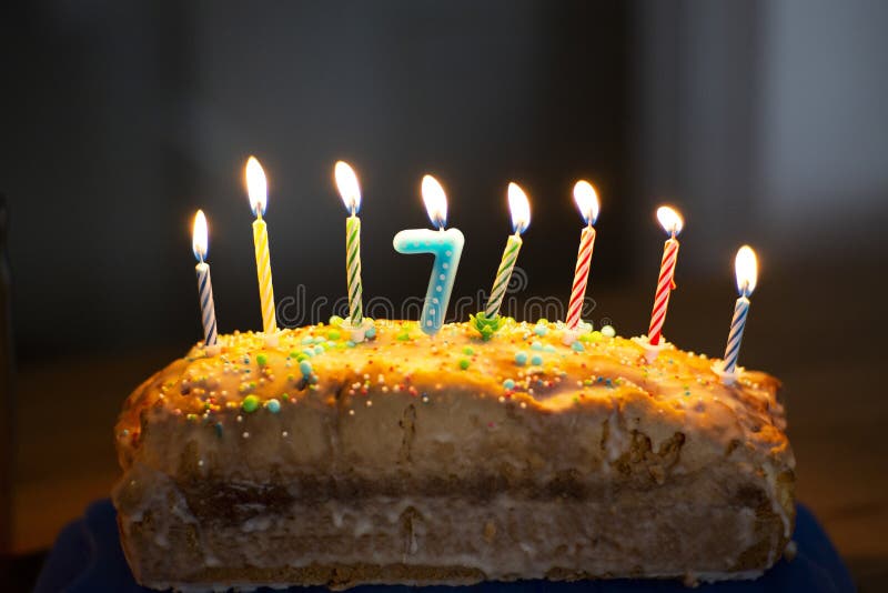 Cierre De Una Torta De Cumpleaños Con Velas Ardientes 18 Años. Foto de  archivo - Imagen de primer, fuego: 258483210