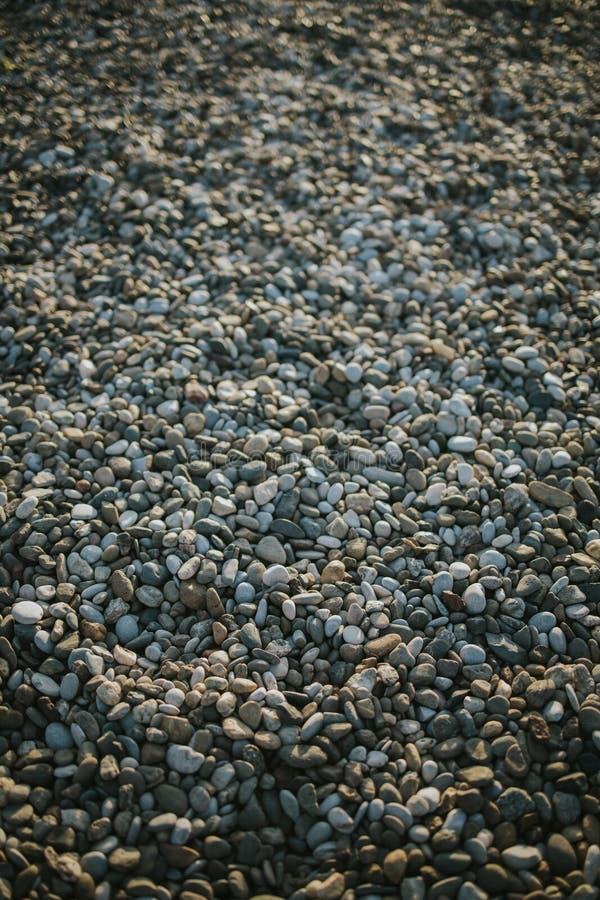 Captura vertical de pequeños guijarros grises fotografía de archivo libre de regalías