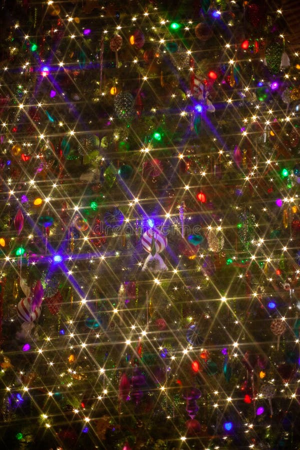 Captura vertical de un árbol de navidad con decoraciones y luces fotos de archivo