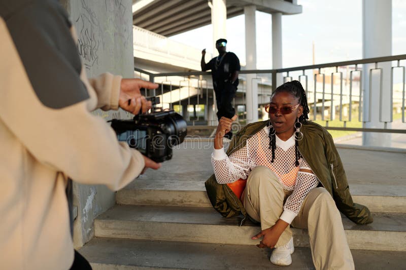 Capturarea Afro-Americană În Timpul Unei Fotografii În Aer Liber stock photo