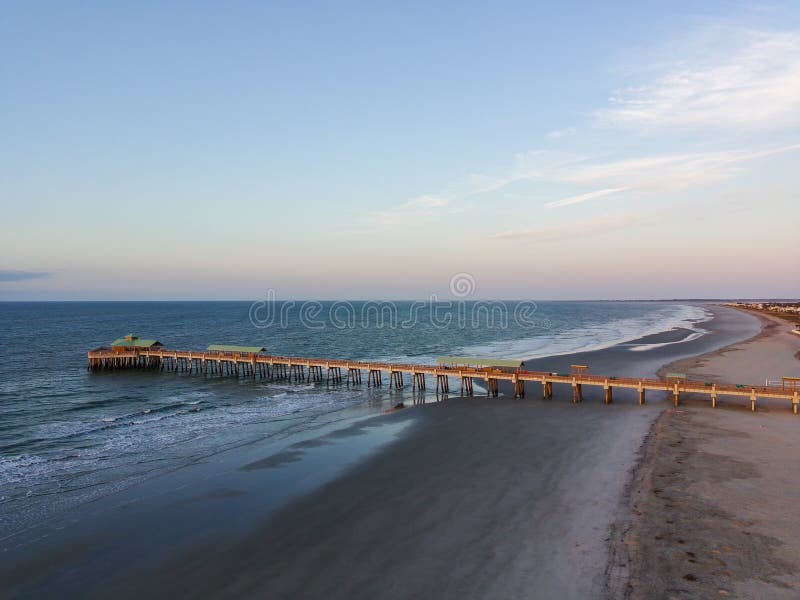 Capture aérienne d'une jetée de pêche sur la plage en Caroline du Sud photo libre de droits
