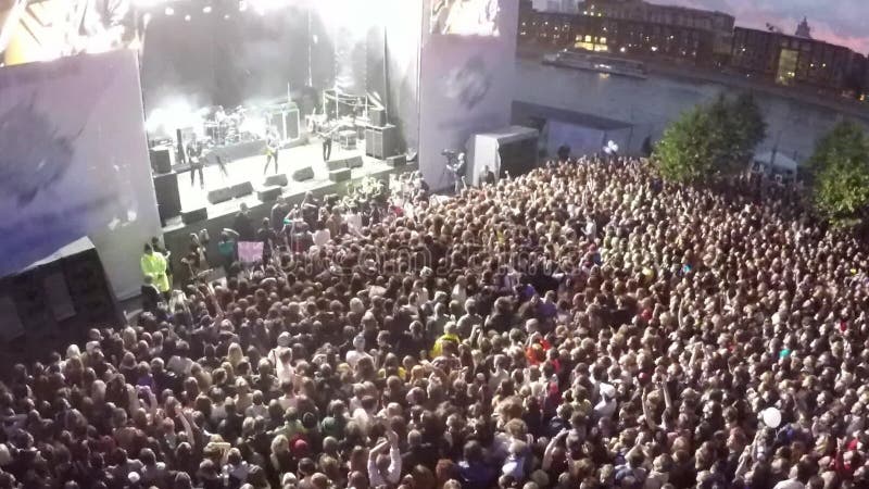 Capture aérienne de la performance du groupe de rock et de la foule des fans banque de vidéos