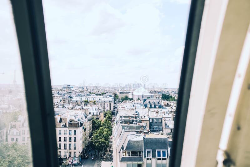 Capture d'écran aérienne des bâtiments de Paris sous le ciel nuageux capturé par une fenêtre photo stock
