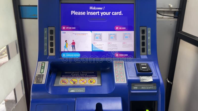 Capture d'écran de la machine à billets bleue SBI dans une zone publique à Delhi en Inde banque de vidéos