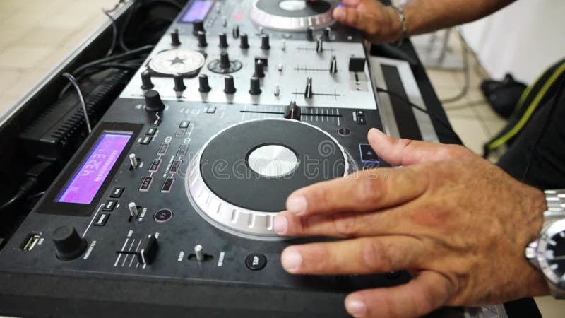 Capture d'écran de la main du DJ tournant le bouton du contrôleur DJ clips vidéos
