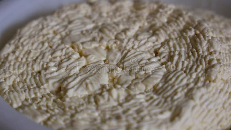 Capture d'écran du fromage frais caillé dans un seau en plastique blanc dans une fromagerie locale banque de vidéos