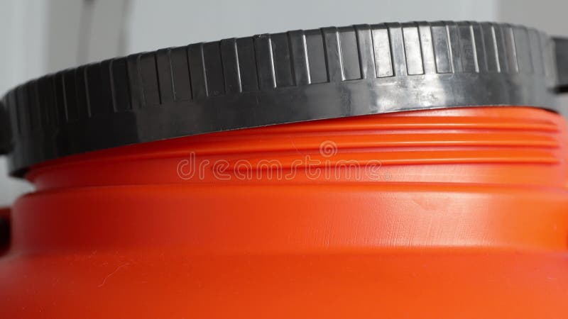 Capture d'écran d'un contenant orange avec couvercle noir parfait pour la photographie de produit ou la conception d'emballages clips vidéos