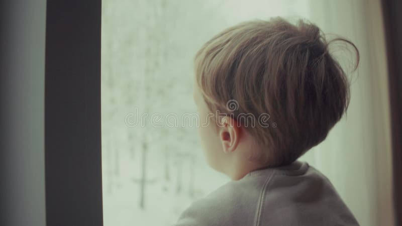 Capture d'écran d'un enfant caucasien jouant par la fenêtre à la maison banque de vidéos