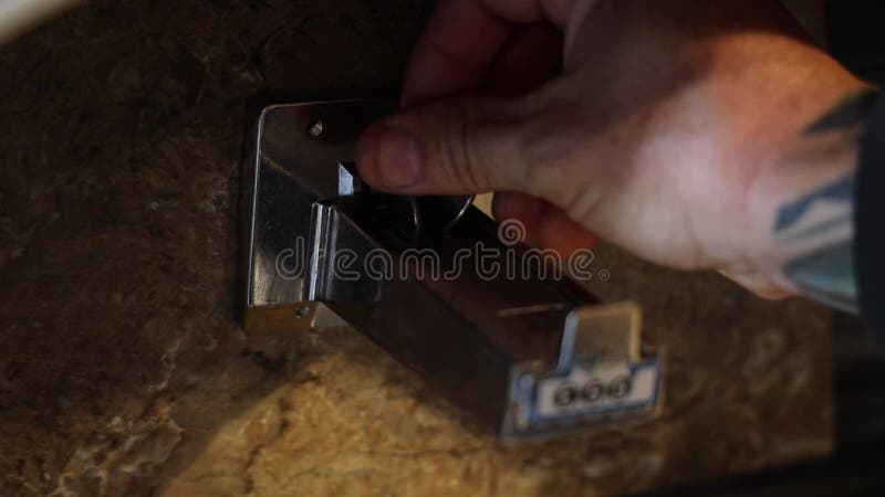 Capture d'écran d'une main Insertion d'une pièce dans la table de billard clips vidéos