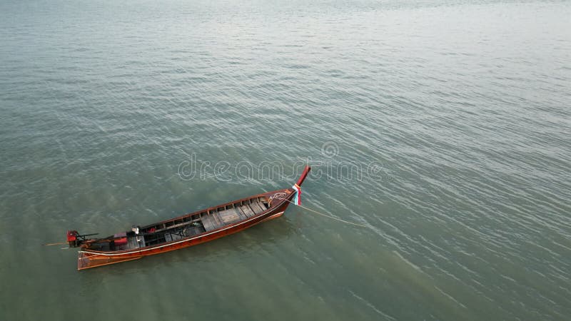 Capture de drone de bateaux naviguant le long d'une côte tropicale bleue éclairée clips vidéos