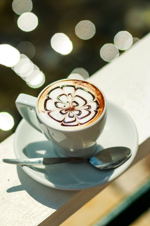 Capuchino caliente del café en la taza blanca Café de la mañana taza blanca de café caliente del latte con la hoja, estampado de imágenes de archivo libres de regalías Capuchino caliente del café en la taza blanca Café de la mañana taza blanca de café caliente del latte con la hoja, estampado de imágenes de archivo libres de regalías