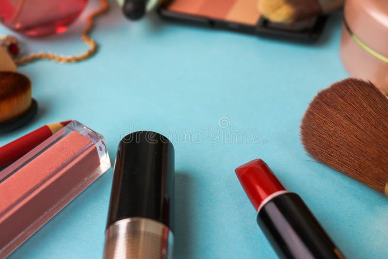 Capítulo de un sistema de cosméticos femeninos de una barra de labios, un highlighter, un lápiz para los labios, cepillos, cepill fotos de archivo Capítulo de un sistema de cosméticos femeninos de una barra de labios, un highlighter, un lápiz para los labios, cepillos, cepill fotos de archivo