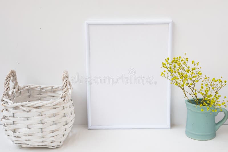 Capítulo la maqueta, cesta de mimbre, jarra con las flores en el fondo blanco, imagen diseñada para el marketing de producto fotografía de archivo libre de regalías Capítulo la maqueta, cesta de mimbre, jarra con las flores en el fondo blanco, imagen diseñada para el marketing de producto fotografía de archivo libre de regalías