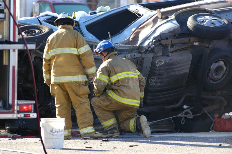 Auto accidente bomberos investigación escena.