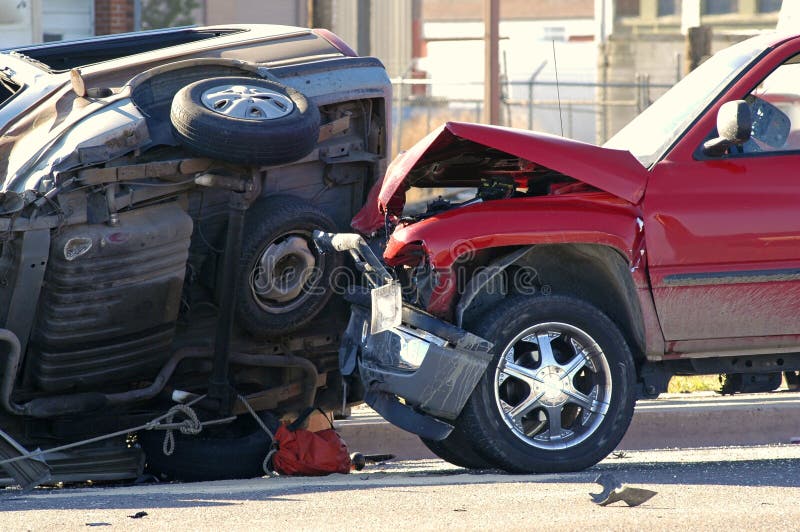 Incidente d'auto con il primo piano di fracassato hood auto e auto su un lato.